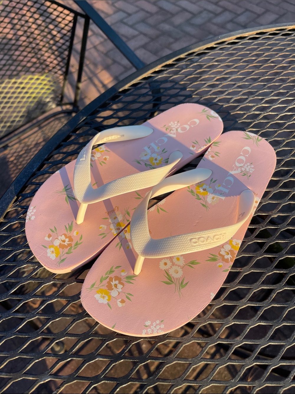 Coach “Zak” FG3437 Pink Floral Rubber Flip Flops Size 8 - Picture 17 of 17